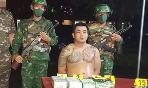 Bị bắt khi đang bơi qua sông cùng 4 kg ma túy